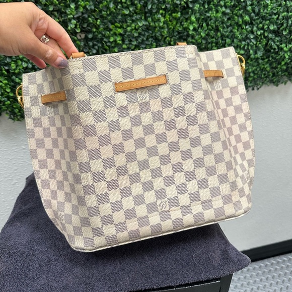 Louis Vuitton - Picture 4 of 5